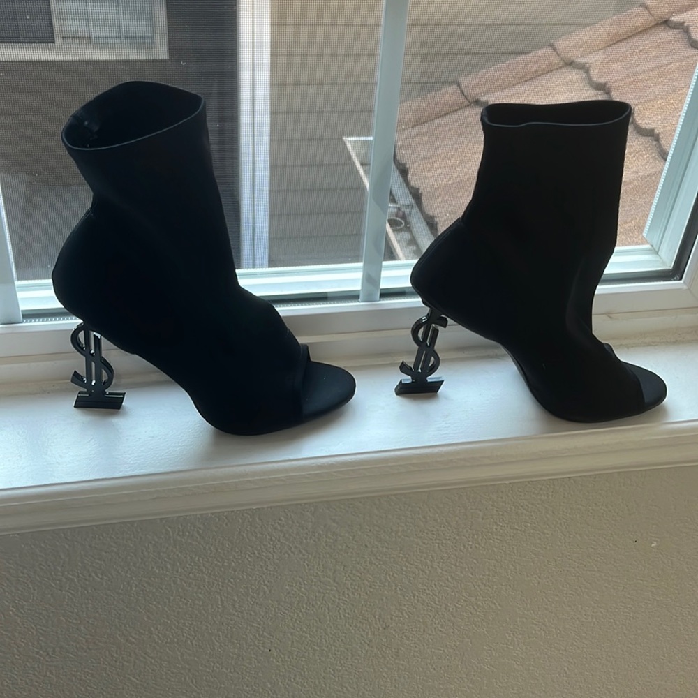 🔥Black Cape Robbin booties Money sign heels $